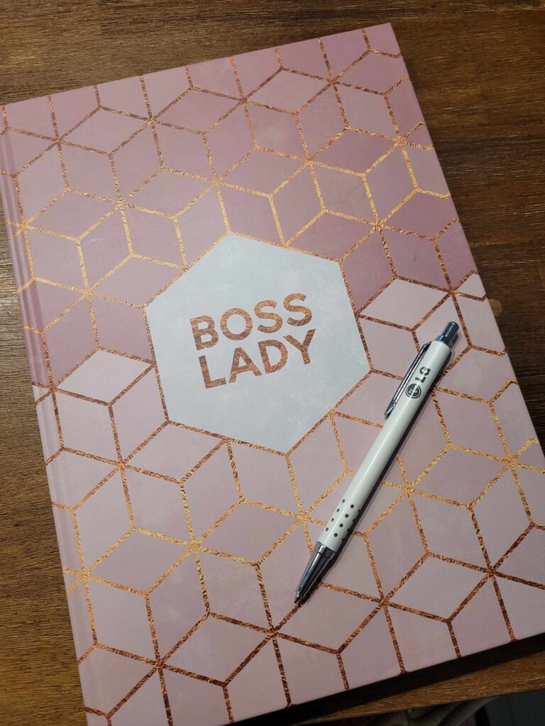 Journal mit Stift, Boss Lady auf dem Cover