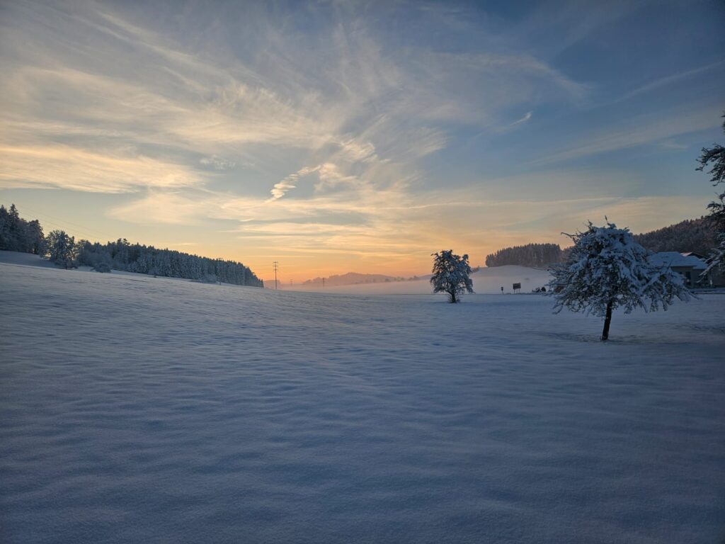 Winterpanorama mit Sonnenuntergang